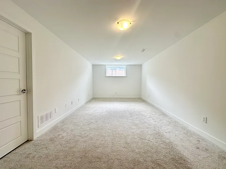 Broadridge Cres — Photo 12