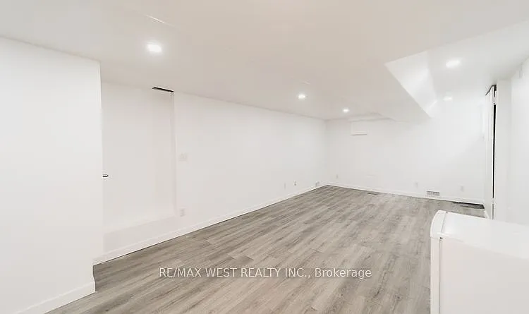975 Broadview Ave #LOWER — Photo 2