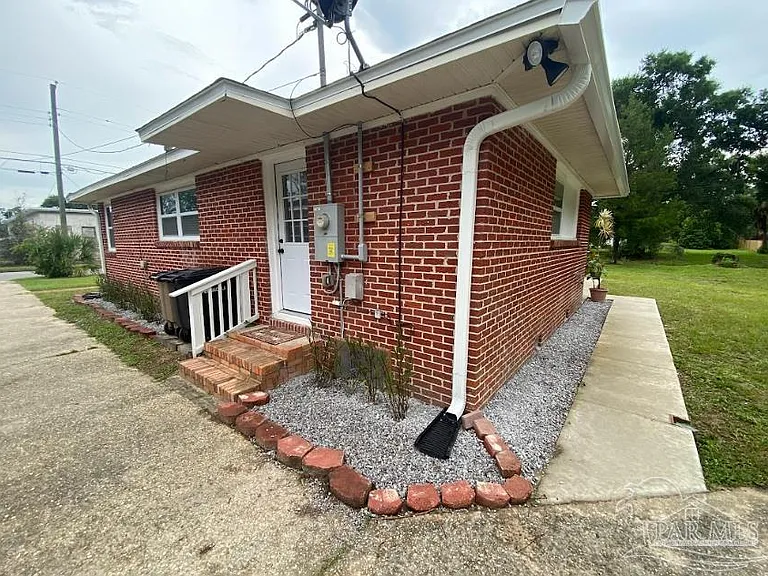 814 W Gonzalez St — Photo 36