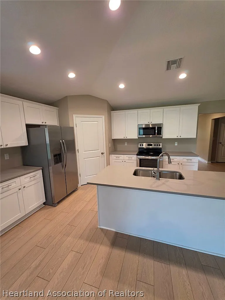 4 bed, 2.0 bath, 1904 sqft, $2,100 — Photo 4