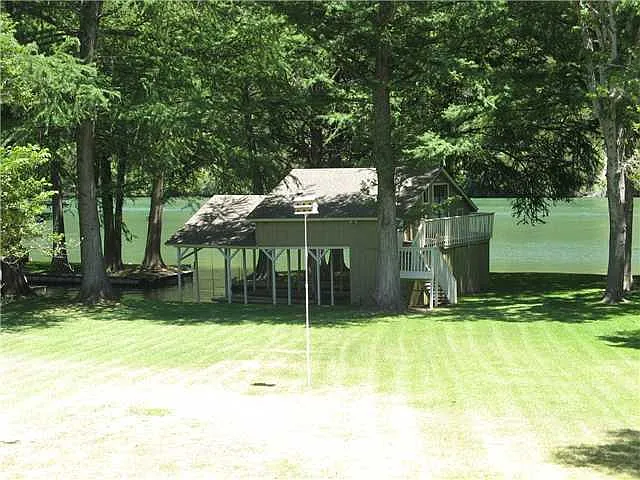 4 bed, 4.5 bath, 4434 sqft, $9,500 — Photo 2