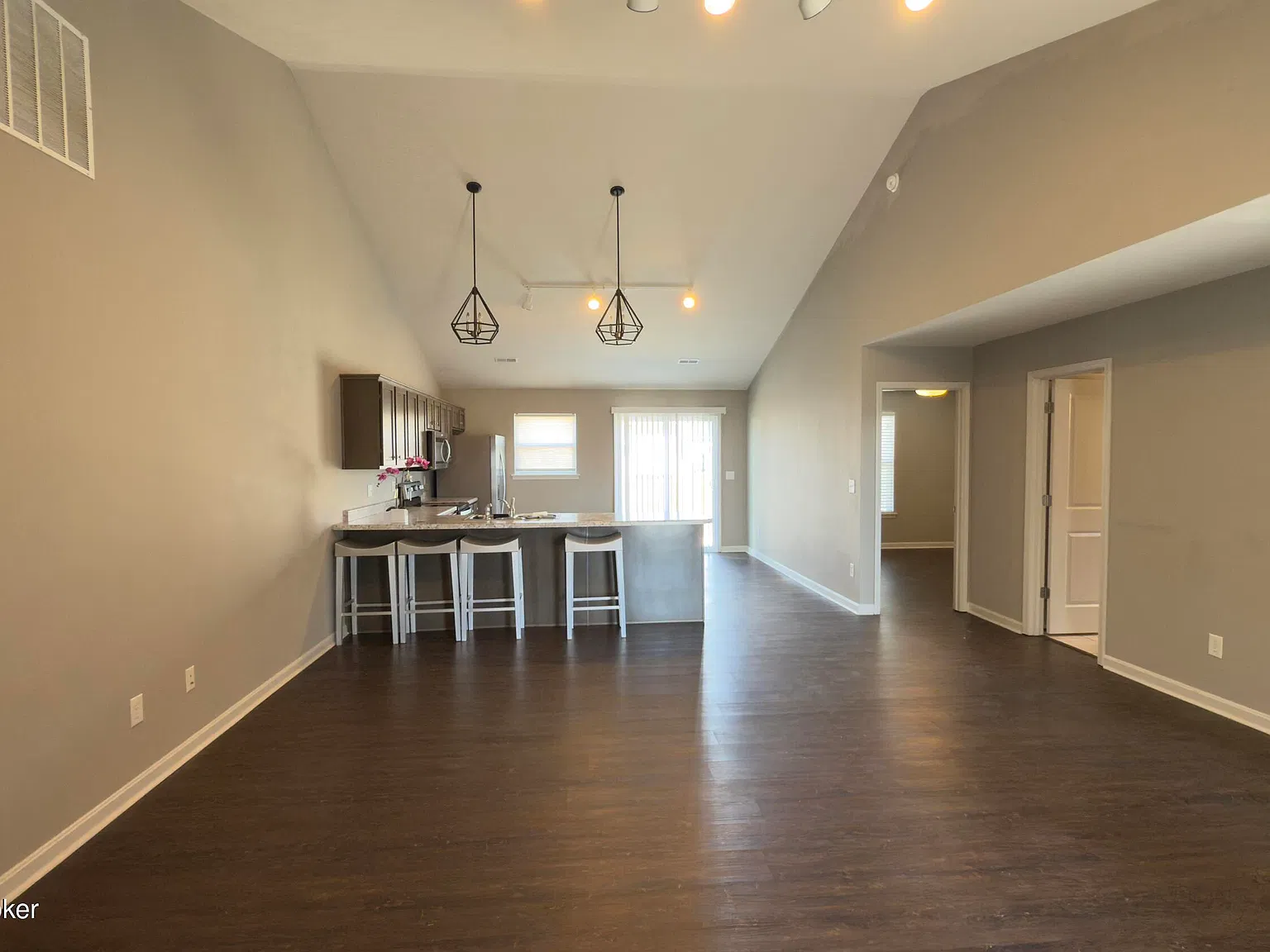 3 bed, 2.0 bath, 1515 sqft, $2,200 — Photo 2