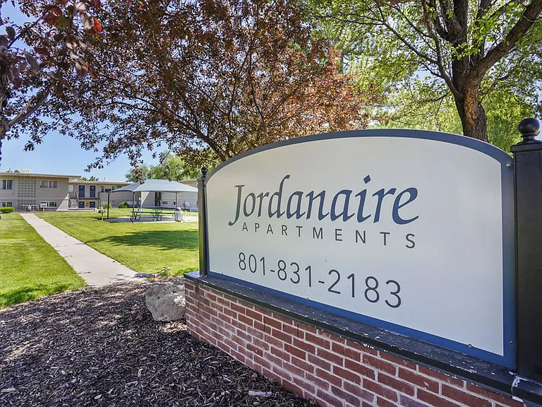 Jordanaire Apartments — Photo 1