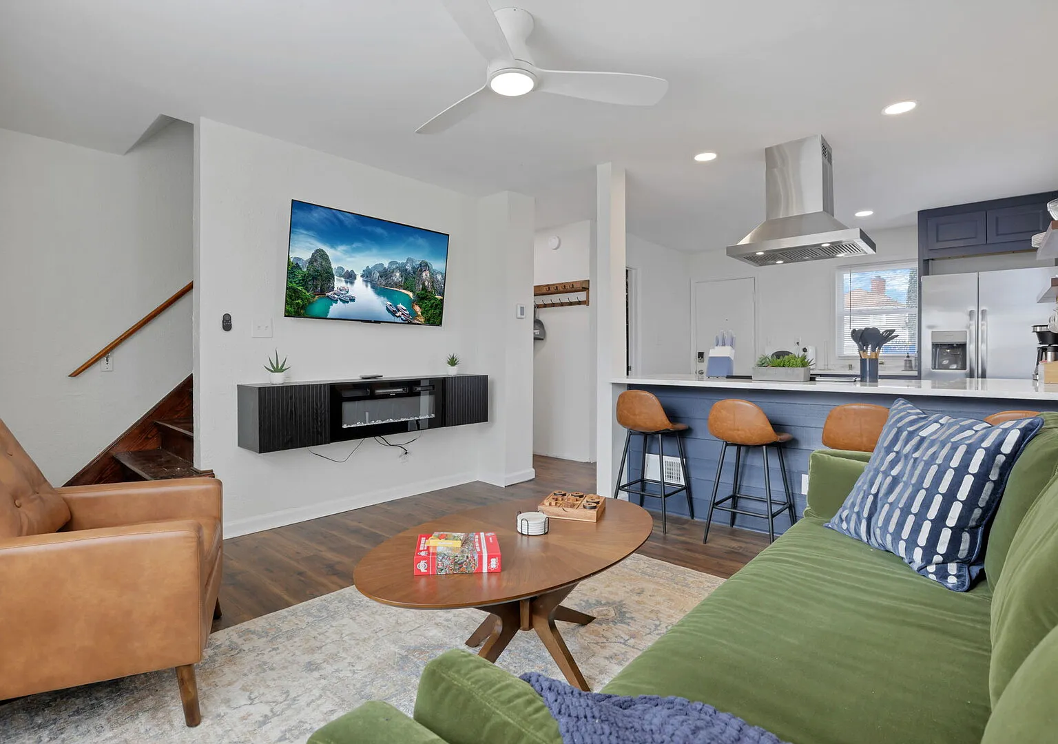 Convenient Newly Renovated 2Bd, 1.5 Ba Dog Friendly, In Unit Laundry — Photo 2