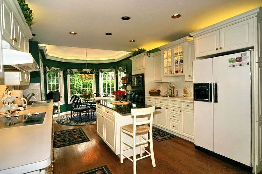 "Kitchen Dimensions:  18 x 12"