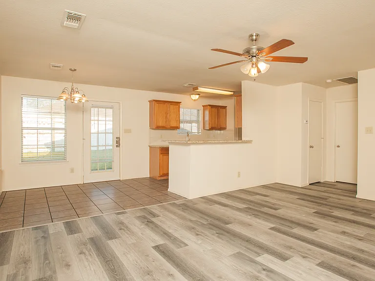416 Joyce Way — Photo 3