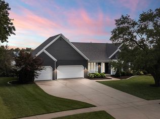 11 Smokey Ct, Bloomington, IL