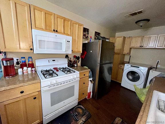 5th image of 382 El Monte St