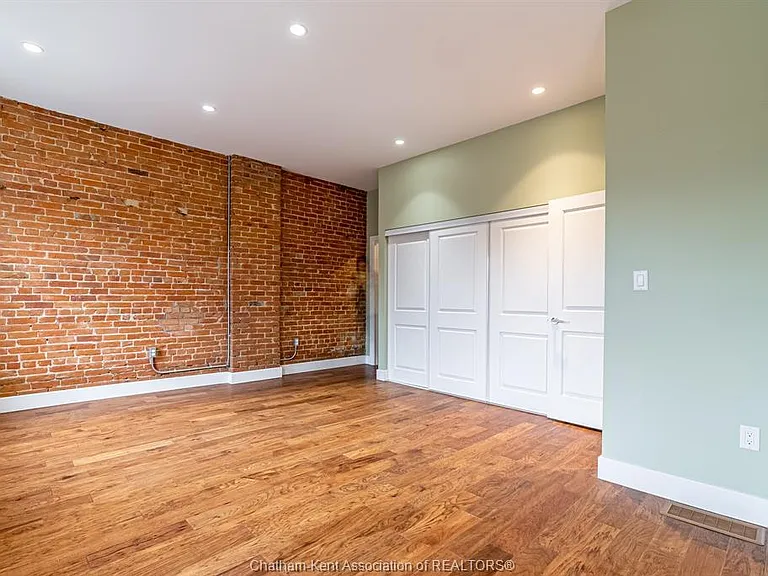 69 King St W #202 — Photo 24
