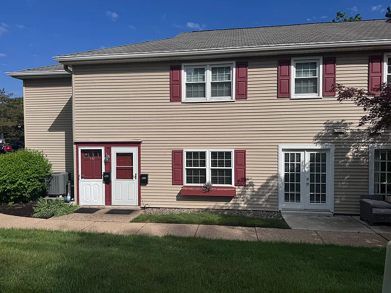 112 Yardley Cmns — Photo 1