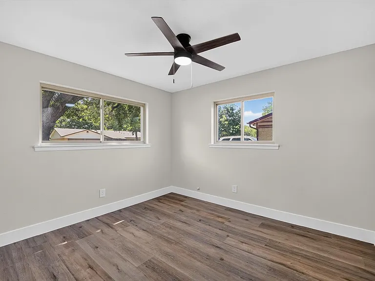 913 Russell Ln — Photo 12