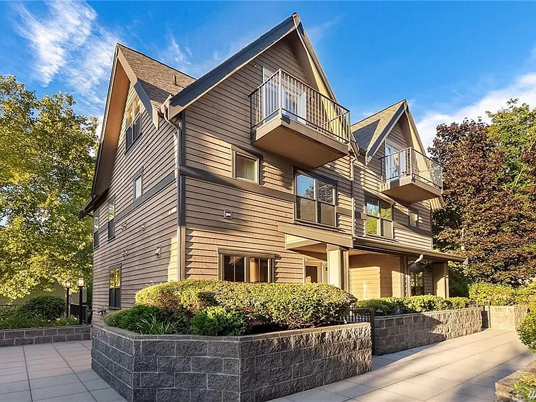 303 Bellevue Way SE — Photo 28