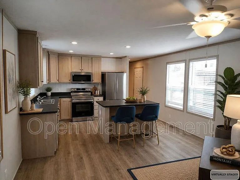 40 Erin Ln #140 — Photo 1