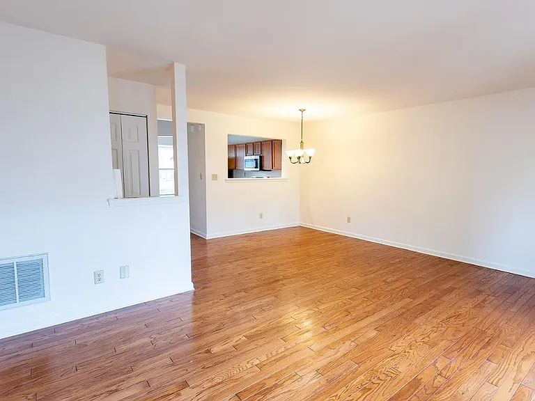 1336 Le Parc Ter — Photo 8