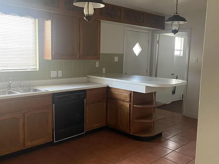 620 E Crosby Ave — Photo 3