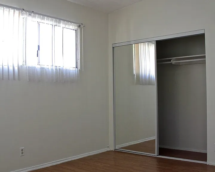928 Albany St — Photo 17