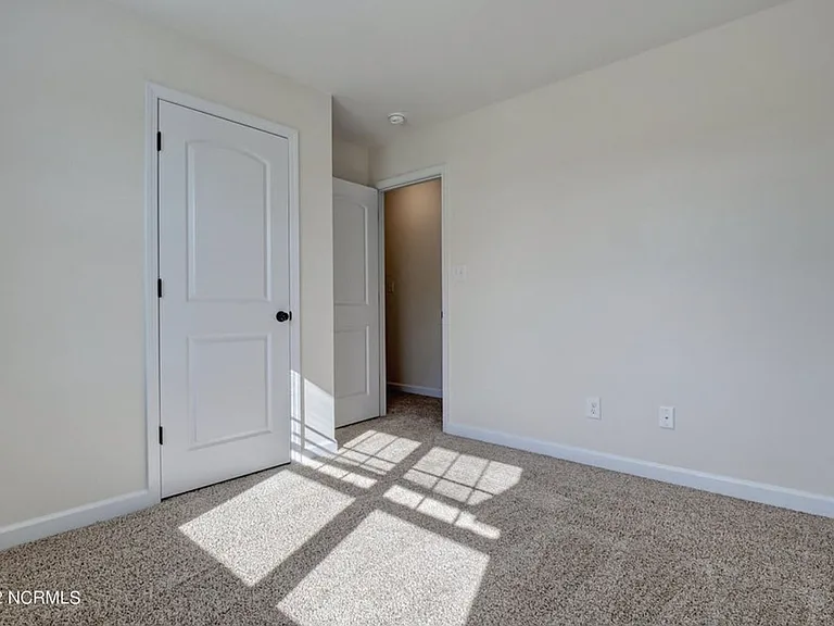 109 Easton Dr — Photo 23