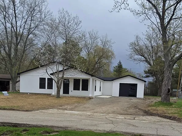 6165 Woodsdale Dr, Grand Blanc, MI 48439