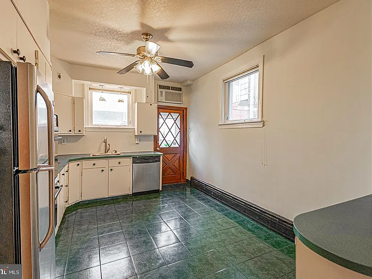 1136 Cross St — Photo 3