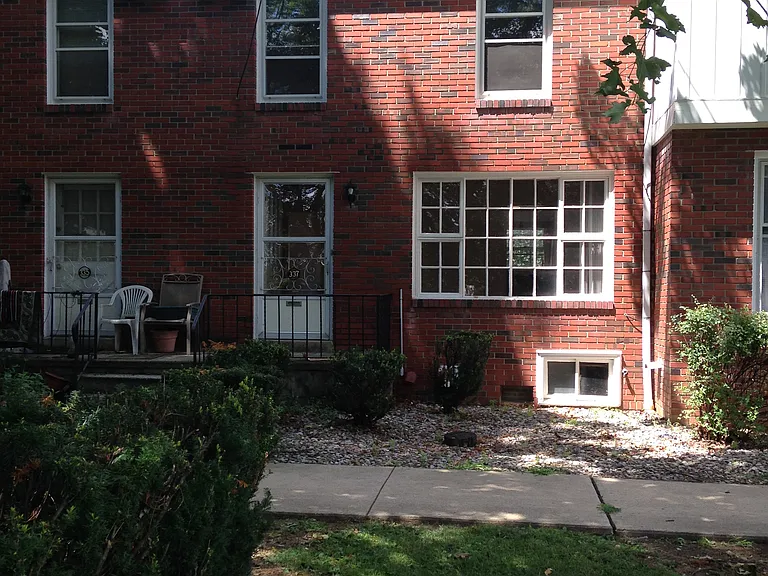 323-349 E Walnut St — Photo 6
