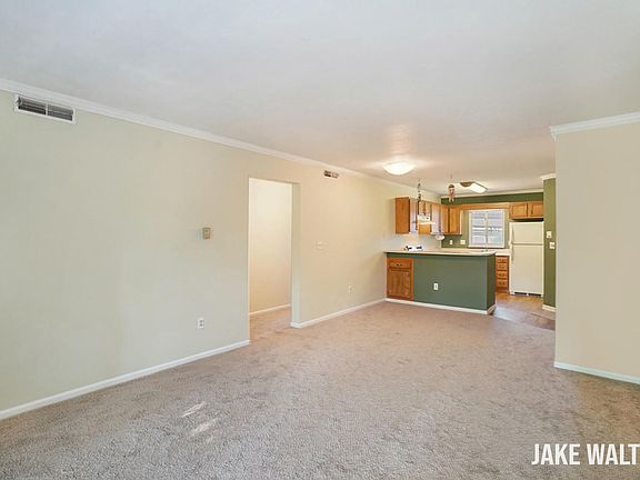 5th image of 3322 Devonwood Hls NE APT B