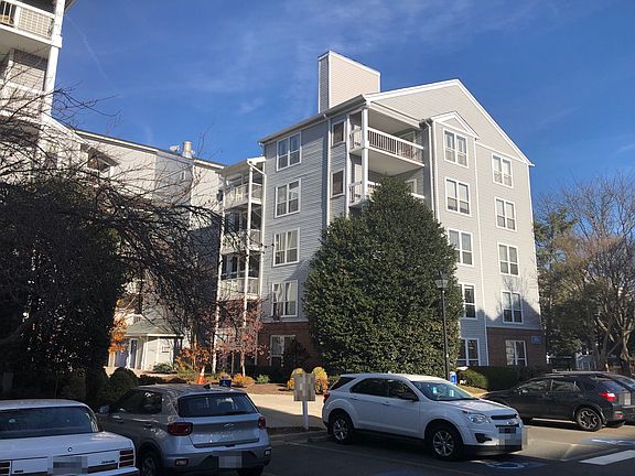 3rd image of 3176 Summit Square Dr