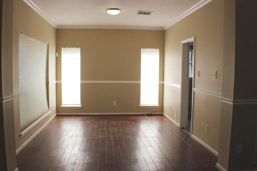 3 bed, 2.5 bath, 2358 sqft, $2,400 — Photo 4