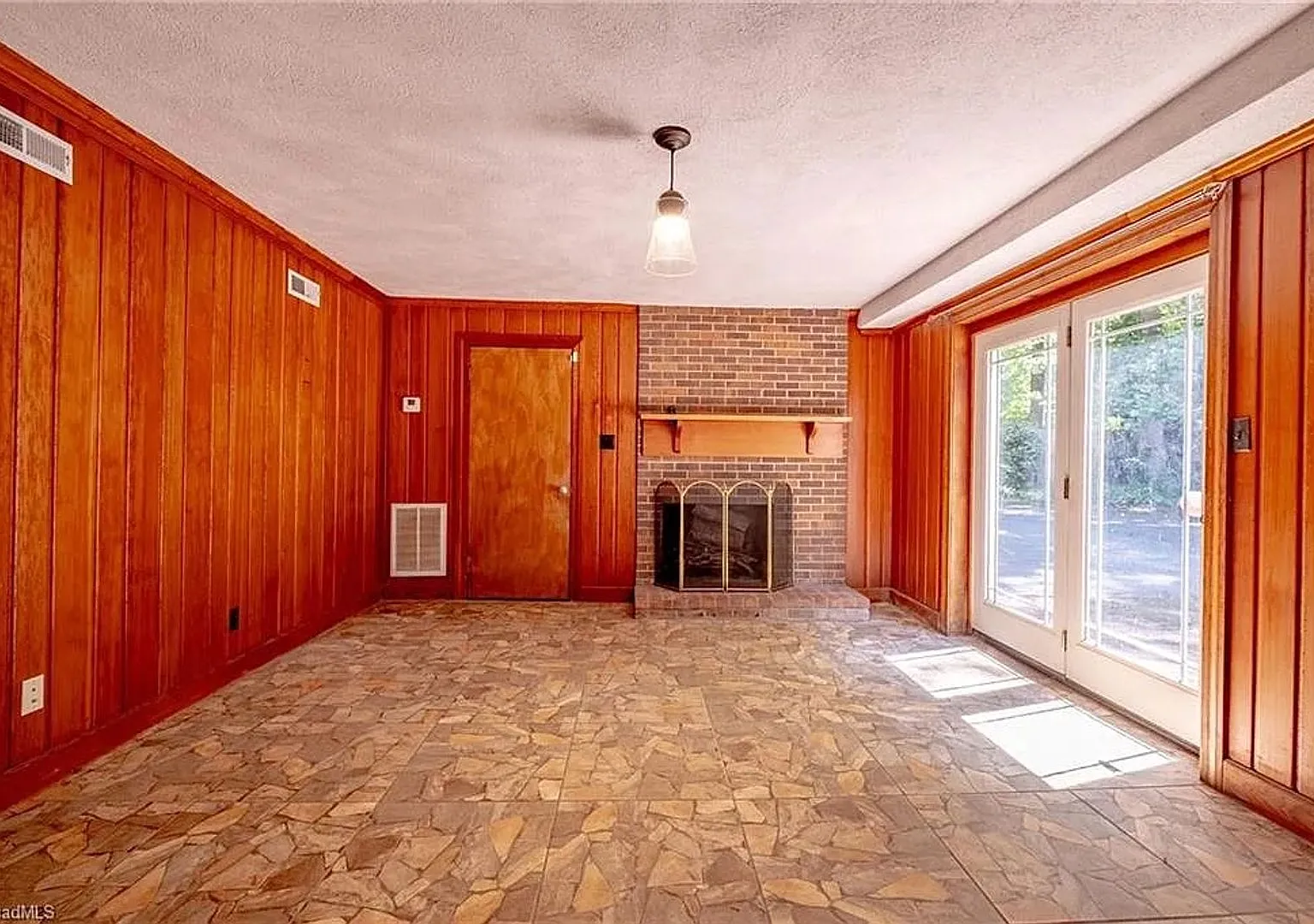 Room in 5 Bedroom Home at Kinnamon Rd — Photo 3