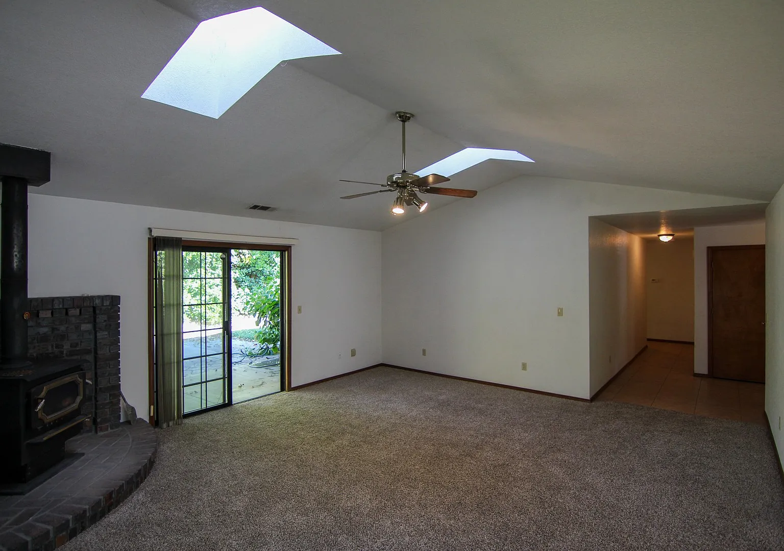 3 Bedroom Home for Rent in Redding CA | Office, RV Parking, Fenced Yard & 2-Car Garage — Photo 4