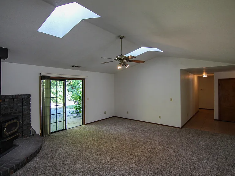 6827 Creekside St — Photo 4
