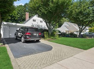 90 Greenbelt Ln, Levittown, NY 11756