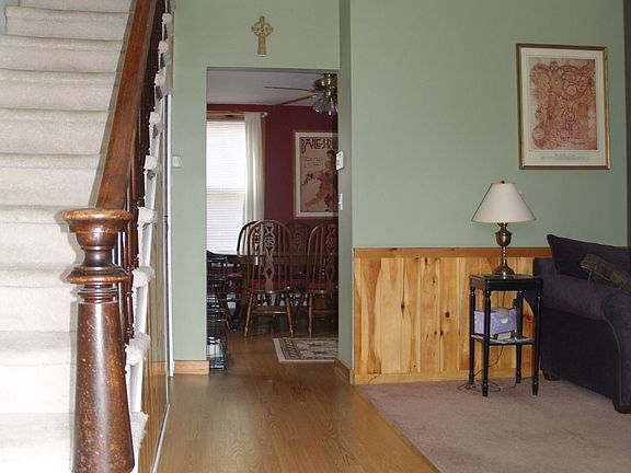 Entry Foyer w Pergo Floors