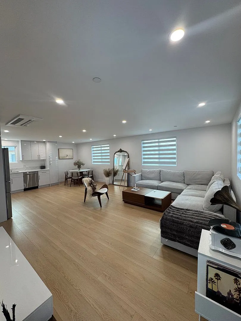 Spacious 1000 Sq. Ft. Single-Floor Back ADU in a 2-Story Duplex Burbank — Photo 3
