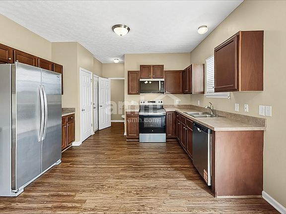 3rd image of 103 Porter Ct