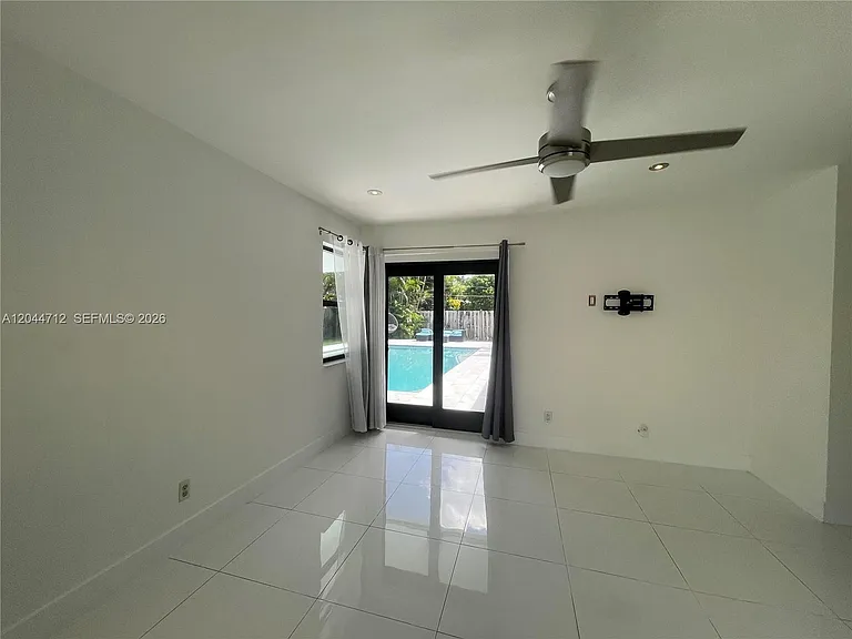 2115 Alamanda Dr — Photo 20