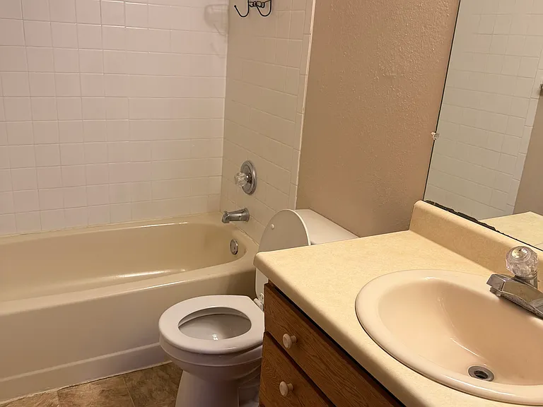 2418 W Monument St #18 — Photo 2