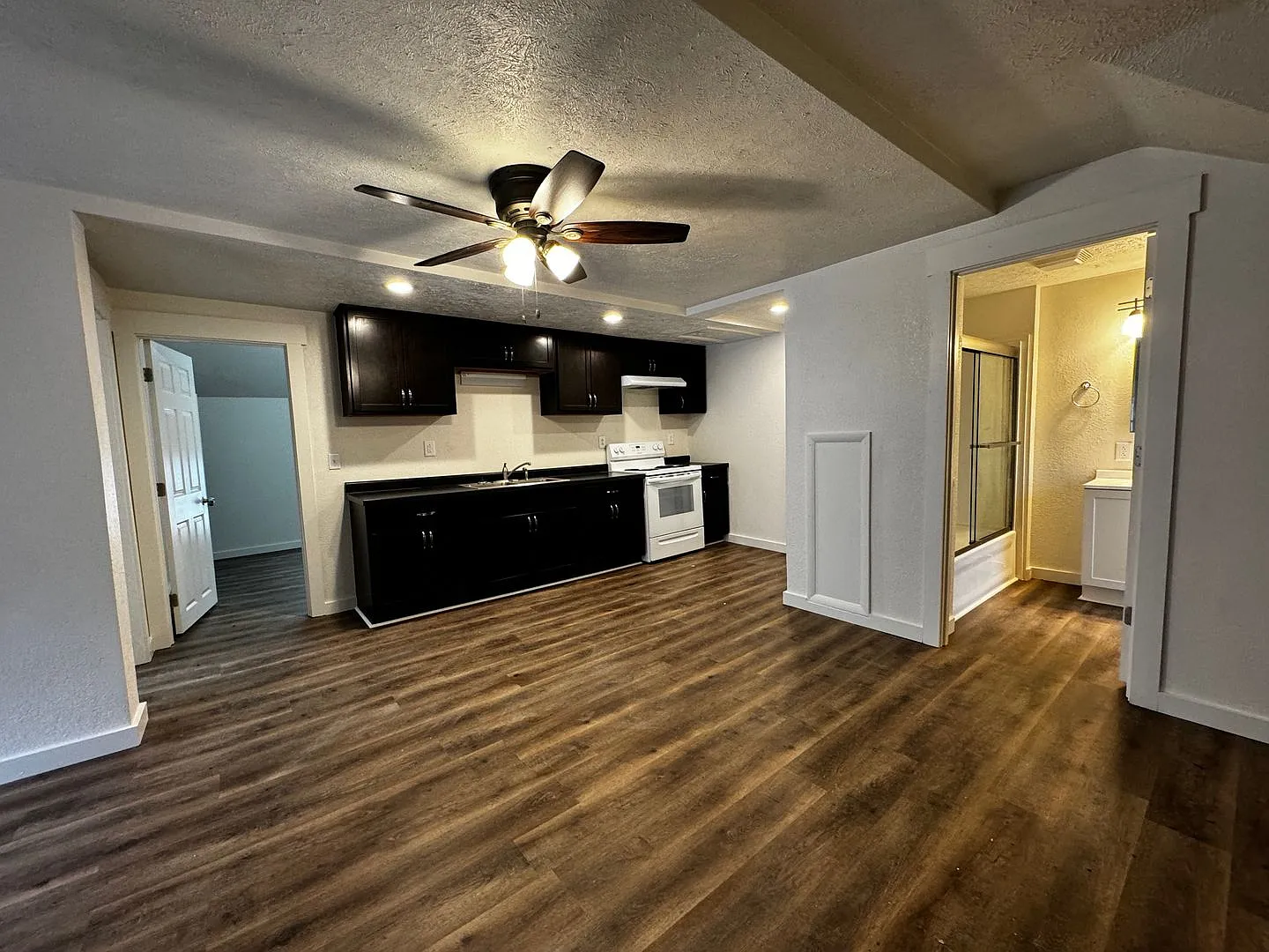 601 W Franklin Apt D — Photo 2