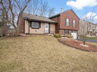 970 Stuart Dr, Bartlett, IL 60103