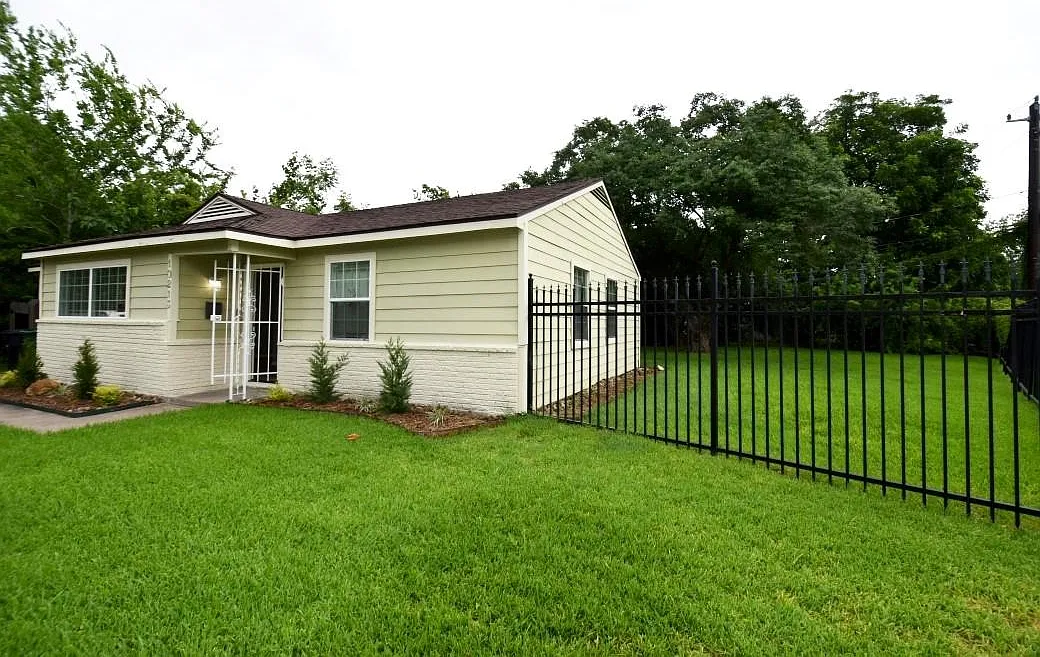 4 bed, 2.0 bath, 1140 sqft, $1,800 — Photo 3