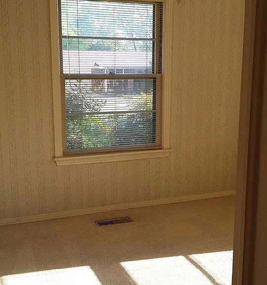1006 Maxwell St NW — Photo 2