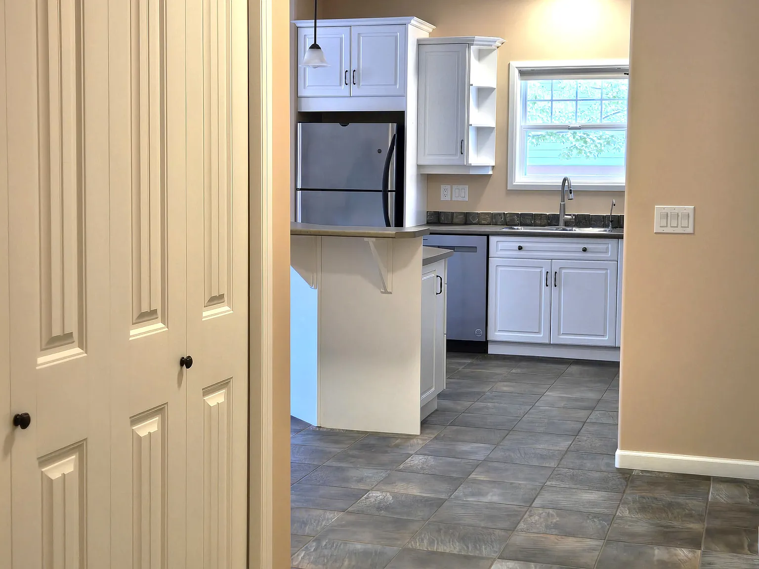 2 bed, 1200 sqft, $2,650 — Photo 4