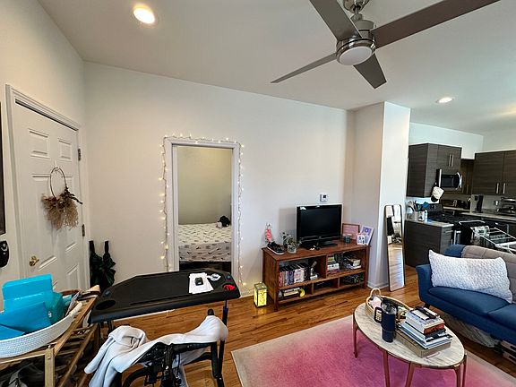 4th image of 1452 N Greenview Ave #3R