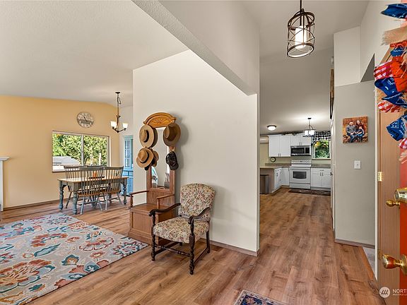 3rd image of 11 Sunrise Court