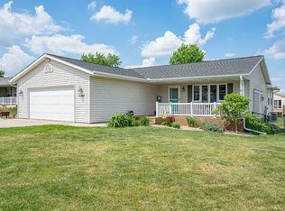 523 Crestview Ct, Center Point, IA 52213