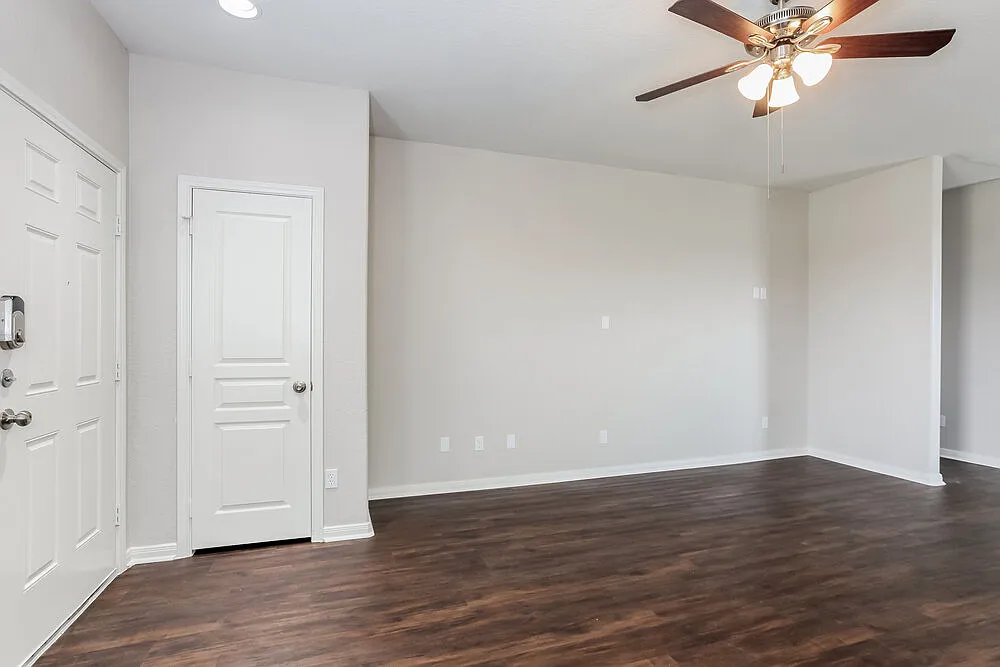 3 bed, 2.0 bath, 1412 sqft, $1,985 — Photo 3
