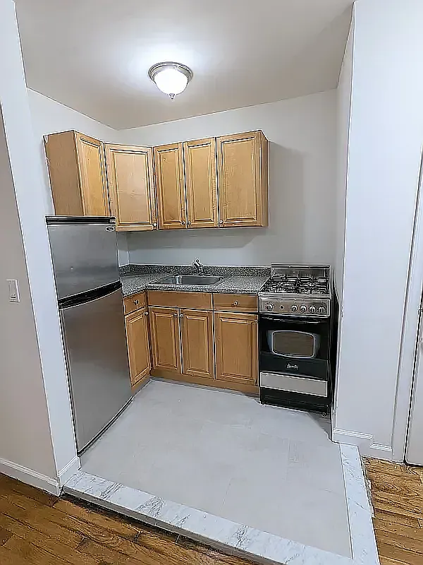 220 East 49th Street — Photo 4