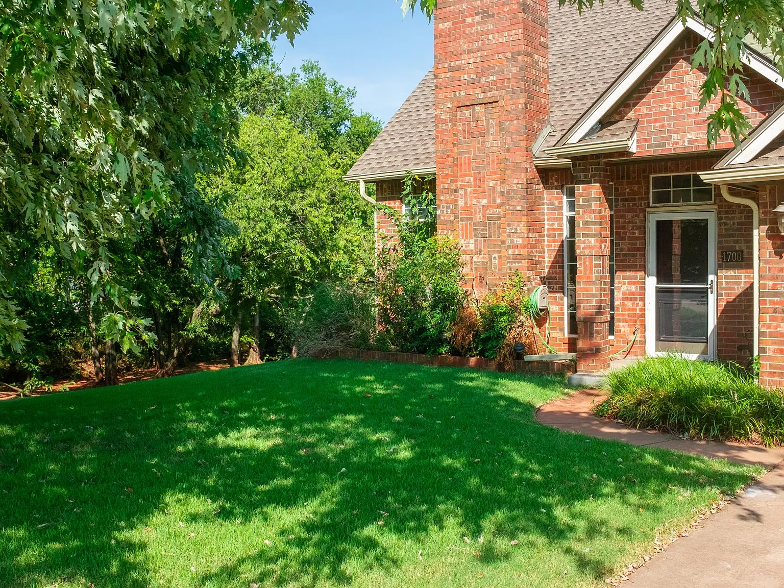 1700 Chelsea Dr — Photo 2