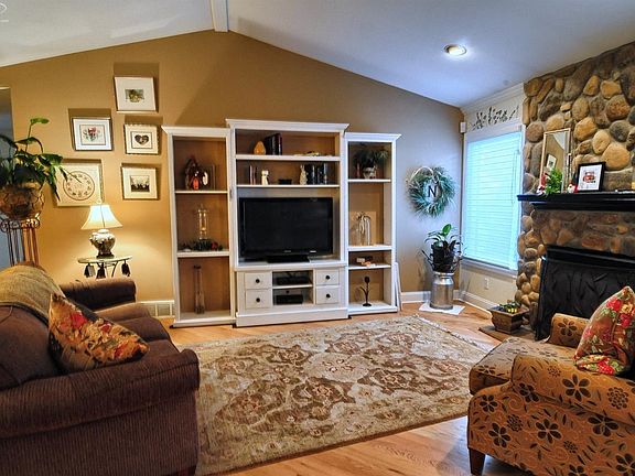 5th image of 5296 Redwood Ct