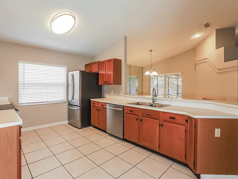 1521 Vernon Ct — Photo 6