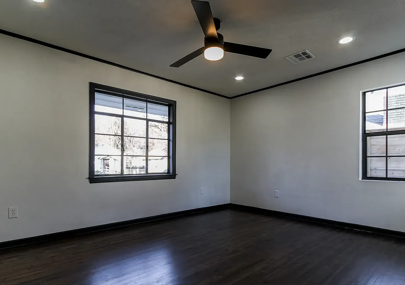 Charming 2-Bedroom Home in Tulsa's Vibrant Community — Photo 4